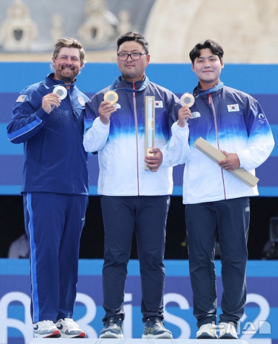 한국 남자 양궁 대표팀의 김우진(가운데)과 이우석(오른쪽)이 4일(현지 시간) 프랑스 파리 레쟁발리드에서 열린 2024 파리 올림픽 양궁 남자 개인전 시상식에서 각각 금메달, 동메달을 목에 걸고 포즈를 취하고 있다. /사진=뉴시스 제공