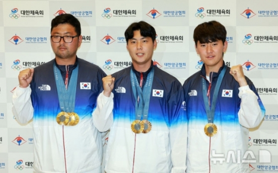 한국 남자 양궁 대표팀의 김우진, 이우석, 김제덕(왼쪽부터)이 6일 오전 인천국제공항 제2여객터미널을 통해 귀국해 포즈를 취하고 있다. /사진=뉴시스 제공