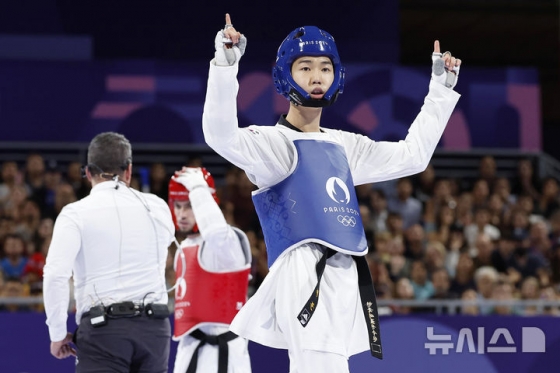  박태준이 7일(한국시간) 프랑스 파리 그랑 팔레에서 열린 2024 파리 올림픽 태권도 남자 58kg급 결승에서 아제르바이잔의 가심 마고메도프를 상대로 득점에 성공한 뒤 기뻐하고 있다. /사진=뉴시스