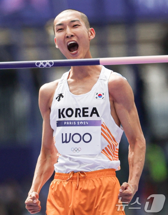 대한민국 대표팀 우상혁이 7일(한국시간) 프랑스 파리 스타드 드 프랑스에서 열린 2024 파리 올림픽 남자 육상 높이뛰기 예선에서 2.27m 2차 시기에 성공한 후 기뻐하고 있다. /사진=뉴스1