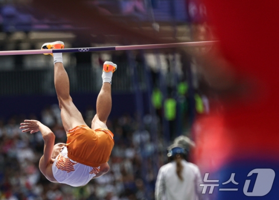 대한민국 대표팀 우상혁이 7일(한국시간) 프랑스 파리 스타드 드 프랑스에서 열린 2024 파리 올림픽 남자 육상 높이뛰기 예선에서 2.27m 2차 시기에 도전하고 있다. /사진=뉴스1