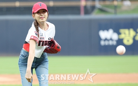 [포토] 강예원 '유희관도 반한 슬로우 볼'