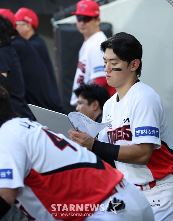 [포토] 쿠에바스 볼 배합 살피는 김도영