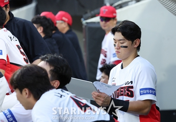 [포토] 김도영 '분석이 힘이다'