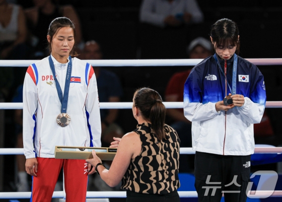 대한민국 복싱 대표팀 임애지 선수가 9일(한국시간) 프랑스 파리 노스 파리 아레나에서 진행된 복싱 여자 54kg급 시상식에서 수여 받은 동메달을 바라보고 있다. /사진=뉴스1