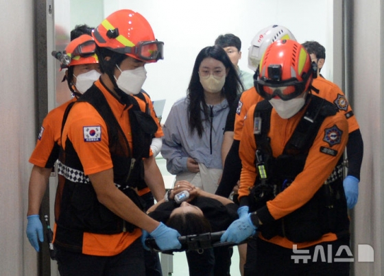 김예지(가운데)가 9일 전북 임실군 전북특별자치도 종합사격장에서 기자회견을 하던 도중 쓰러져 병원으로 이송되고 있다. /사진=뉴시스