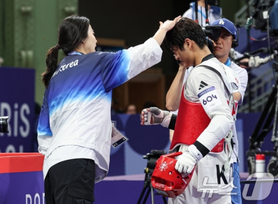  대한민국 태권도 국가대표팀 오혜리 코치가 9일 오후(한국시간) 프랑스 파리 그랑 팔레에서 진행된 2024 파리올림픽 태권도 남자 80kg급 16강 칠레의 호아킨 추르칠 선수와의 경기를 마친 서건우 서리를 다독이고 있다. /사진=뉴스1