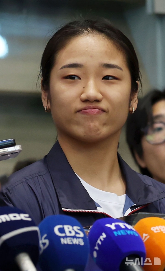 안세영이 지난 7일 오후 인천국제공항 제2여객터미널을 통해 귀국한 뒤 취재진 질문을 듣고 있다. /사진=뉴시스