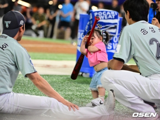 KIA 박찬호(맨 왼쪽)가 지난달 2024 KBO 올스타전에서 첫째 딸 박새얀 양(가운데)을 지켜보고 있다. 