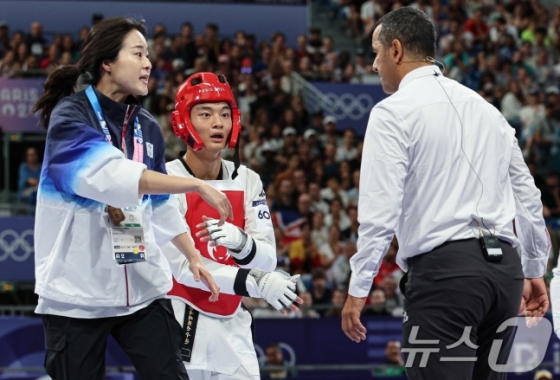 대한민국 태권도 국가대표팀 서건우(가운데)와 오혜리 코치(왼쪽)가 9일(현지시간) 프랑스 파리 그랑 팔레에서 진행된 2024 파리올림픽 태권도 남자 80kg급 16강 칠레의 호아킨 추르칠 선수와의 경기에서 심판진의 판정에 어필하고 있다. /사진=뉴스1