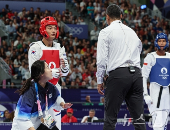 대한민국 태권도 국가대표팀 서건우(가운데)와 오혜리 코치(왼쪽)가 9일(현지시간) 프랑스 파리 그랑 팔레에서 진행된 2024 파리올림픽 태권도 남자 80kg급 16강 칠레의 호아킨 추르칠 선수와의 경기에서 심판에게 강력하게 항의하고 있다. /사진=뉴스1