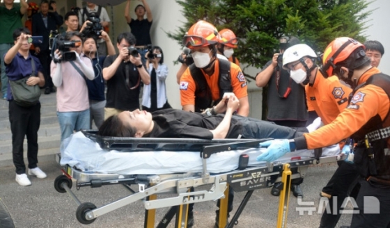 기자회견 도중 쓰러져 병원으로 이송되고 있는 김예지. /사진=뉴시스