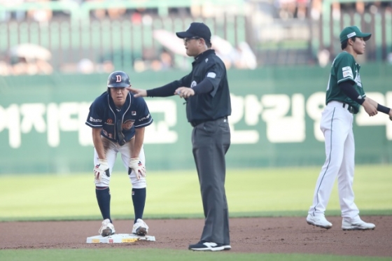 두산 정수빈(맨 왼쪽)이 10일 인천 SSG전 1회 초 2루 도루에 성공하고 있다. /사진=두산 베어스 제공