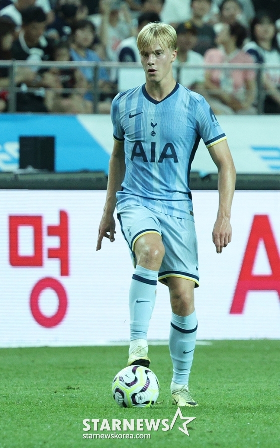  '2024 쿠팡플레이 시리즈' 팀 K리그 대 토트넘 홋스퍼(Tottenham Hotspur) 경기가 31일 오후 서울월드컵경기장에서 열렸다.  토트넘 베리발이 패스할 곳을 찾고 있다.  /사진=김진경 대기자