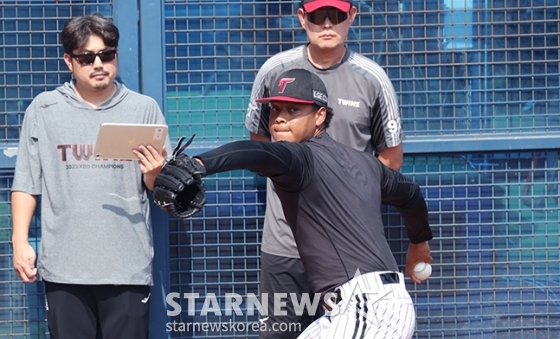 [포토] 에르난데스 '구속 끌어올린다'