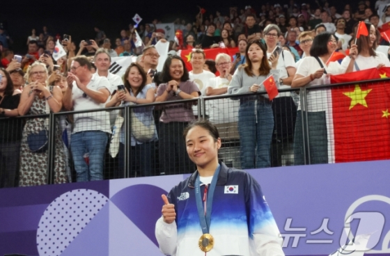  대한민국 배드민턴 대표팀 안세영이 5일 오후(한국시간) 프랑스 파리 라 샤펠 아레나에서 열린 2024 파리올림픽 배드민턴 여자 단식 결승 중국의 허빙자오 선수와의 경기에서 금메달을 확정 지은 후 기뻐하고 있다. /사진=뉴스1