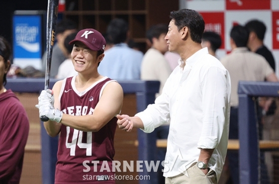 [포토] 박용택 '팔은 최강야구로 굽는다'