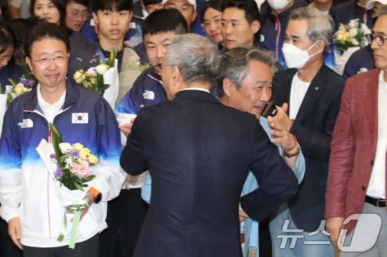 이기흥(하늘색 옷) 대한체육회장이 유인촌 문화체육관광부 장관과 포옹하고 있다. /사진=뉴스1