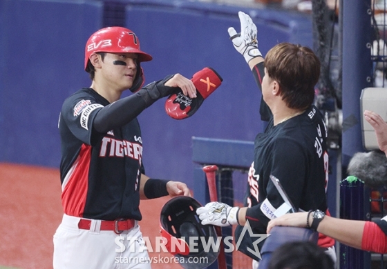 [포토] 김도영, 김선빈과 하이파이브