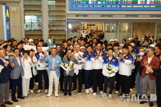 파리 올림픽에 출전한 한국 선수단 본진이 13일 귀국해 파이팅을 외치고 있다. /사진=뉴시스