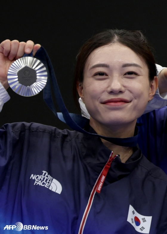 김예지가 2024 파리 올림픽 사격 여자 10m 공기권총에서 은메달을 목에 걸고 웃고 있다. /AFPBBNews=뉴스1