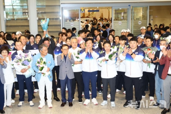 대한민국 국가대표팀 선수단 본진이 지난 13일 2024 파리올림픽을 마친 뒤 인천국제공항을 통해 귀국해 기념사진을 촬영하고 있다. /사진=뉴시스 제공