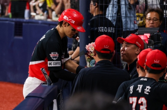 KIA 김도영이 15일 고척 키움전에서 홈런을 치고 축하받고 있다. /사진=KIA 타이거즈 제공