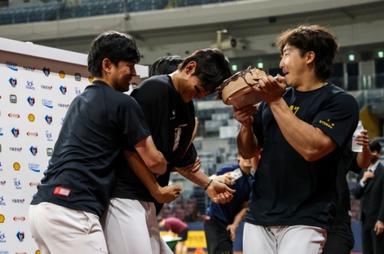 KIA 김도영(가운데)이 15일 고척 키움전에서 KBO 리그 역대 최연소 30홈런-30도루를 달성한 뒤 격한 축하를 받고 있다. /사진=KIA 타이거즈 제공 