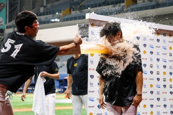 KIA 양현종(왼쪽)이 15일 고척 키움전에서 KBO 리그 역대 최연소 30홈런-30도루를 달성한 김도영에게  격한 축하를 받고 팬들에게 인사하고 있다. /사진=KIA 타이거즈 제공 