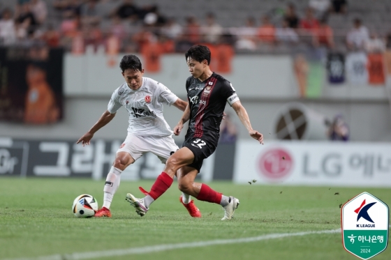 조영욱(가운데)이 패스를 시도하고 있다. /사진=한국프로축구연맹 제공