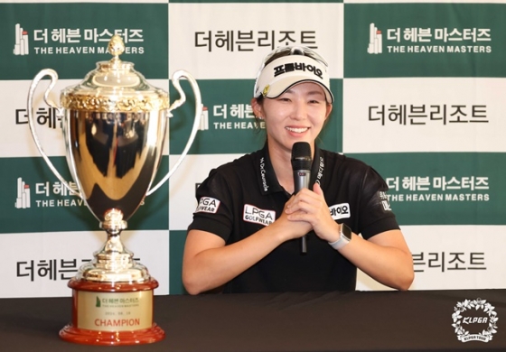 배소현이 18일 2024 한국여자프로골프(KLPGA) 투어 더헤븐 마스터즈(총상금 10억원)에서 우승을 차지하고 기자회견에서 소감을 밝히고 있다. /사진=KLPGT 제공