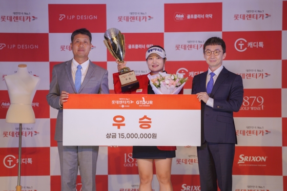 GTOUR WOMEN’S’ 5차 결선 시상식에서 (왼쪽부터)골프존 박강수 대표, 우승자 홍현지, 롯데렌탈 주식회사 마케팅부문 조근행 상무가 기념촬영을 하고 있다. 