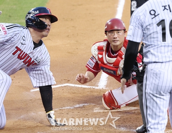 [포토] 김현수 '비디오 판독 스킵하면 안 될까?'