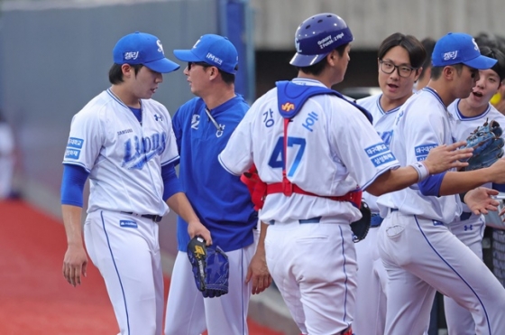 원태인(왼쪽)이 이닝을 마치고 동료들의 환영을 받으며 더그아웃으로 향하고 있다. /사진=삼성 라이온즈 제공