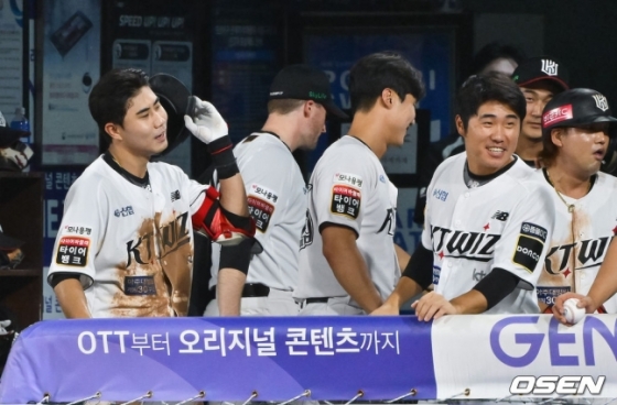 심우준(왼쪽)이 21일 수원 키움전에서 5회 선제 투런 아치를 그린 뒤 KT 동료들의 축하 인사를 받고 있다. 