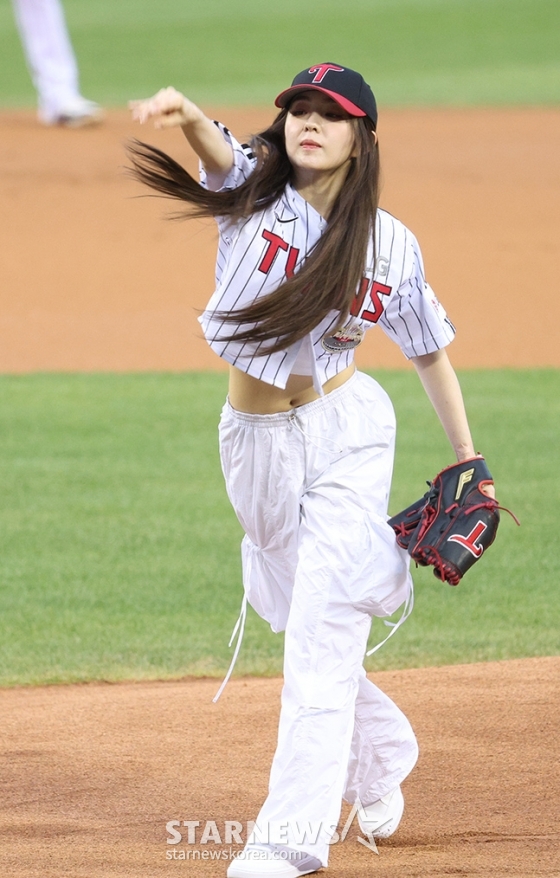 [포토] 아이린 '냉미녀의 깜찍한 시구'