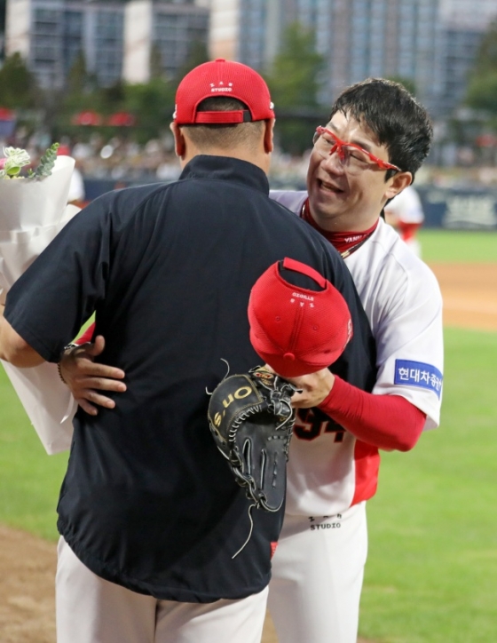 KIA 양현종(오른쪽)이 21일 광주 롯데전에서 축하받고 있다. /사진=KIA 타이거즈 제공