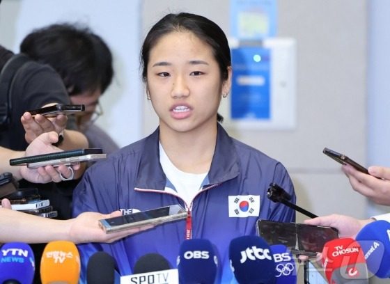 지난 7일 인천국제공항을 통해 귀국한 안세영이 취재진과 인터뷰를 하고 있다. /사진=뉴스1