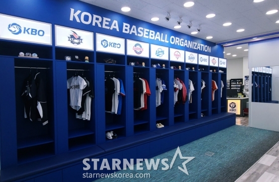 오피스디포 KBO STORE 신사논현점 내부에 로커룸을 재현해 만들어놓은 공간. /사진=김우종 기자