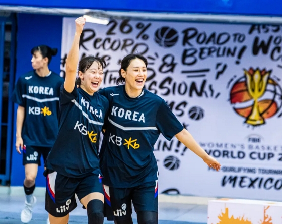 경기 승리 후 기뻐하는 한국 여자농구 대표팀. /사진=국제농구연맹(FIBA) 홈페이지 갈무리