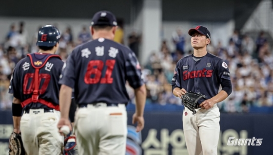 롯데 주형광 코치(가운데)가 25일 대구 삼성전에서 4회 말 김진욱(맨 오른쪽)에게 다가가고 있다. /사진=롯데 자이언츠 제공 