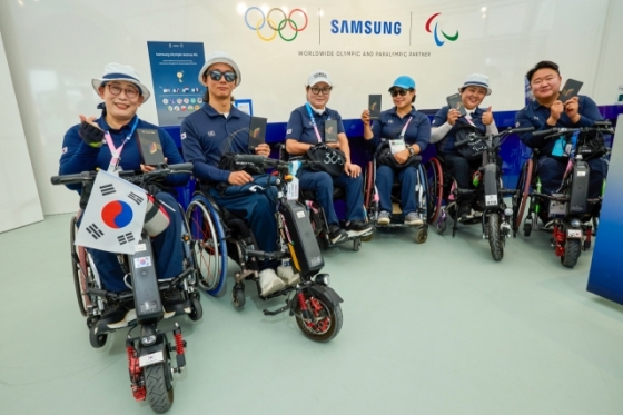 대한민국 장애인 양궁 대표팀 선수들이 2024 파리 올림픽·패럴림픽 선수촌에 마련된 삼성 올림픽 체험관에서 기념 촬영을 하고 있다