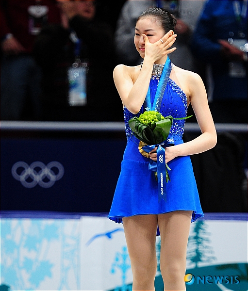 김연아가 2010 밴쿠버 동계올림픽 피겨스케이팅 여자 싱글에서 금메달을 차지한 뒤 시상식에서 눈물을 닦고 있다.  /사진=뉴시스