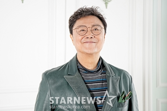 가수 남진이 29일 오후 매체 라운드 인터뷰에 앞서 포즈를 취하고 있다. 2024.08.29 사진=(주)바보들 /사진=임성균