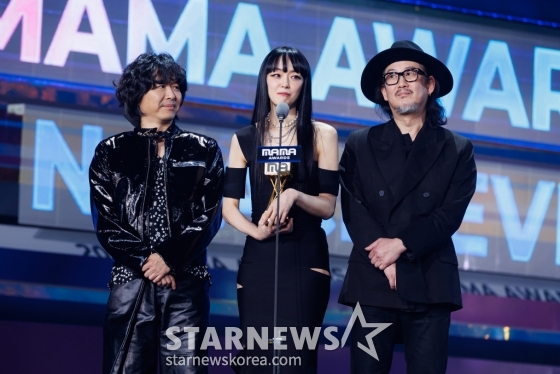 그룹 자우림이 30일 일본 교세라 돔 오사카에서 열린 '2022 MAMA AWARDS'에서 수상소감을 밝히고 있다. /사진제공=CJENM 2022.11.30