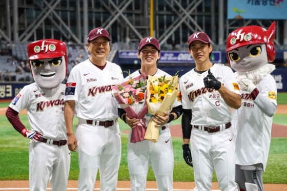 키움 김혜성(가운데)이 29일 고척 삼성전을 앞두고 KBO리그 역대 118번째 1000안타 달성 기념식에 참석해 미소 짓고 있다. /사진=키움 히어로즈 제공