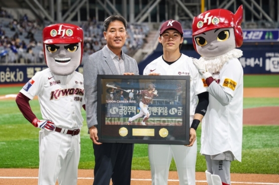 "(이)정후 다음이어서 기쁘다" 김혜성, KBO 역대 최연소 1000안타 달성 기념 시상식 진행 [고척 현장]