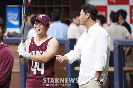 박용택 해설위원(오른쪽)이 키움 고영우에게 조언을 하고 있다. /사진=김진경 대기자 