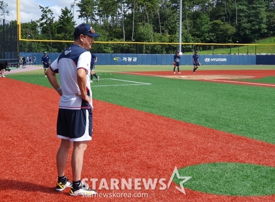 박계원 U-18 야구대표팀 감독이 30일 부산 기장-현대차 드림 볼파크에서 열린 훈련 마지막 날 선수들을 지켜보고 있다. /사진=양정웅 기자 