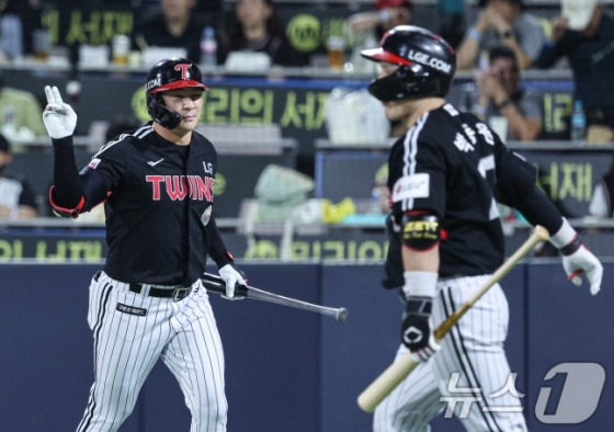  30일 오후 경기도 수원시 장안구 수원KT위즈파크에서 열린 프로야구 '2024 신한 SOL 뱅크 KBO리그' kt위즈와 LG트윈스의 경기 4회초 2사 주자없는 상황, LG 오지환이 솔로포를 친 후 세리머니를 하고 있다. /사진=뉴스1